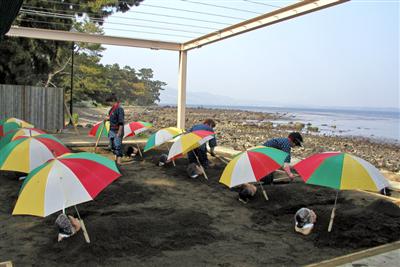 心地よい砂の重みと温かさが、心と体を癒してくれます