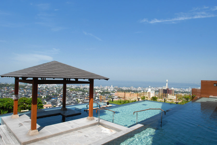 開放感が魅力の大露天風呂「棚湯」。泉質はナトリウム塩化物泉 大露天風呂「棚湯」