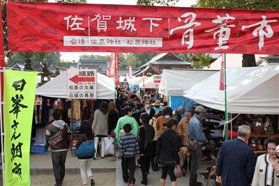 九州一円から約50の古美術店が集まった自慢の品ぞろえ