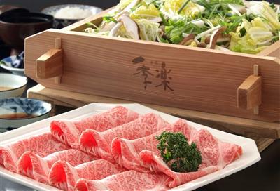 肉汁が野菜の旨みを引き立てる「佐賀牛ロースせいろ蒸し」