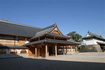 全国の宮大工の手によって平成16年に復元された本丸御殿