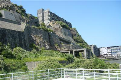 第一見学広場から見える高台の住居跡