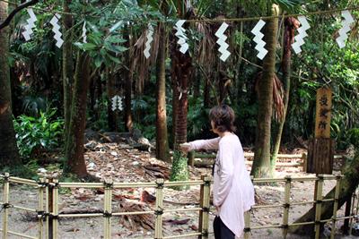 小声で願いを込めて、磐境に向かって天の平瓮を投げる