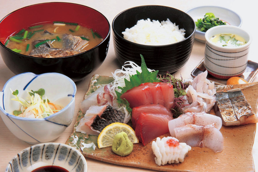 新鮮な魚介中心のメニュー（季節や水揚げによって内容は替わる）