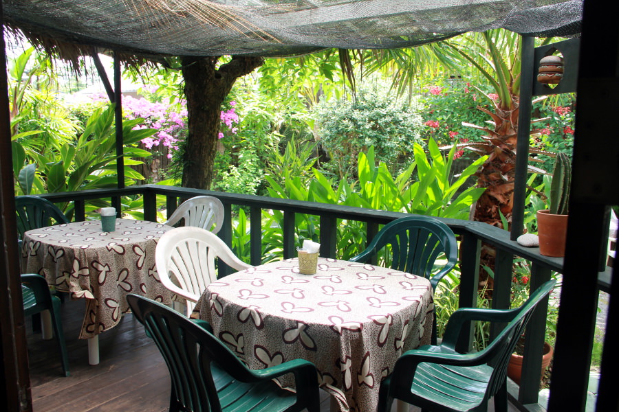 開放的なテラス席には、ゆっくりパンと読書を楽しむ一人客も 開放的なテラス席には、ゆっくりパンと読書を楽しむ一人客も