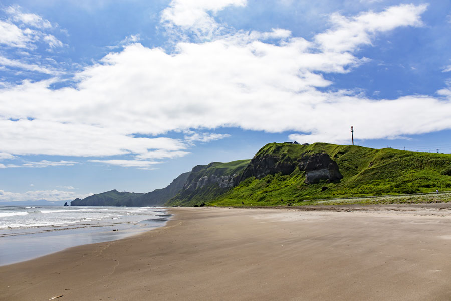 環境に左右される鳴砂を守るため、市民による砂浜の清掃活動が続けられている イタンキ浜