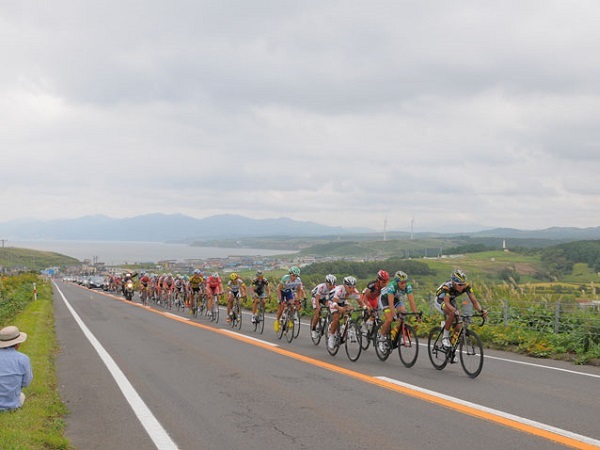 集団で走る選手達。写真は2012年の石狩市の厚田地区を走行する様子 ツール・ド・北海道