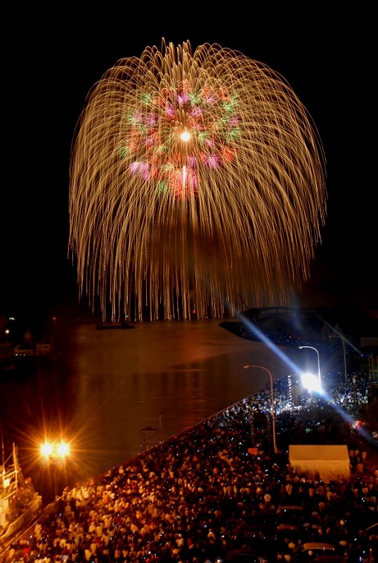 21年開催中止 釧路大漁どんぱく 北海道最大級の 三尺玉 が見もの 花火大会と旬のグルメを満喫 たびらい 21年開催中止 釧路大漁どんぱく 北海道最大級の 三尺玉 が見もの 花火大会と旬のグルメを満喫 たびらい