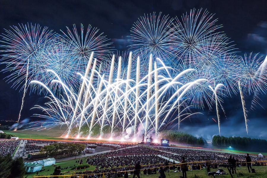 モエレ沼芸術花火 札幌の巨大アートスペースで花火と音のシンクロを満喫 たびらい モエレ沼芸術花火 札幌の巨大アートスペースで花火と音のシンクロを満喫 たびらい