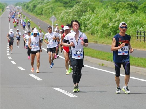 釧路湿原のそばを走るランナーたち 釧路湿原のそばを走るランナーたち