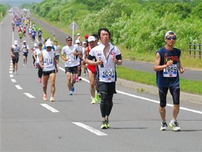 釧路湿原のそばを走るランナーたち