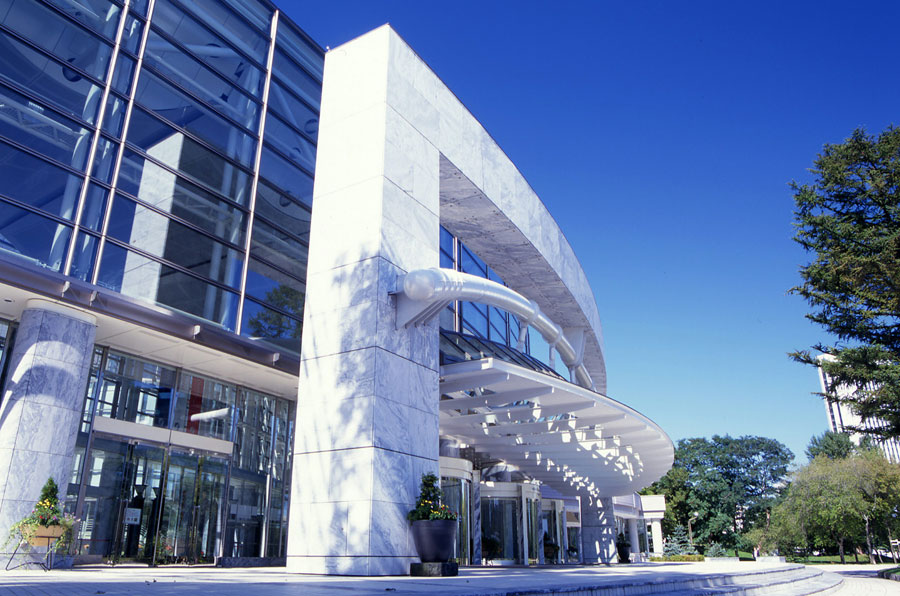 ガラス張りの建物。ショップやレストランも併設する ガラス張りの建物