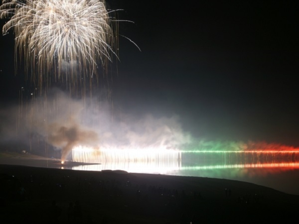 打ち上げ花火とともに湖にかかるナイアガラは壮観 かなやま湖湖水まつり花火大会