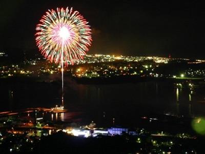 室蘭の夜空を彩る花火と夜景