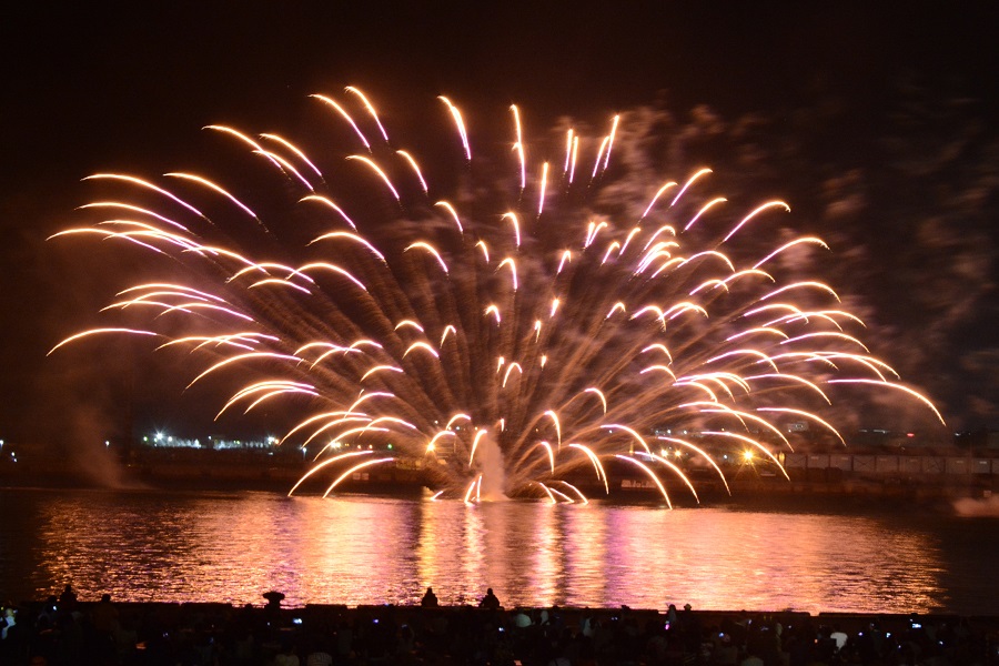 十勝港海上花火大会の迫力ある水中花火 十勝港海上花火大会の迫力ある水中花火