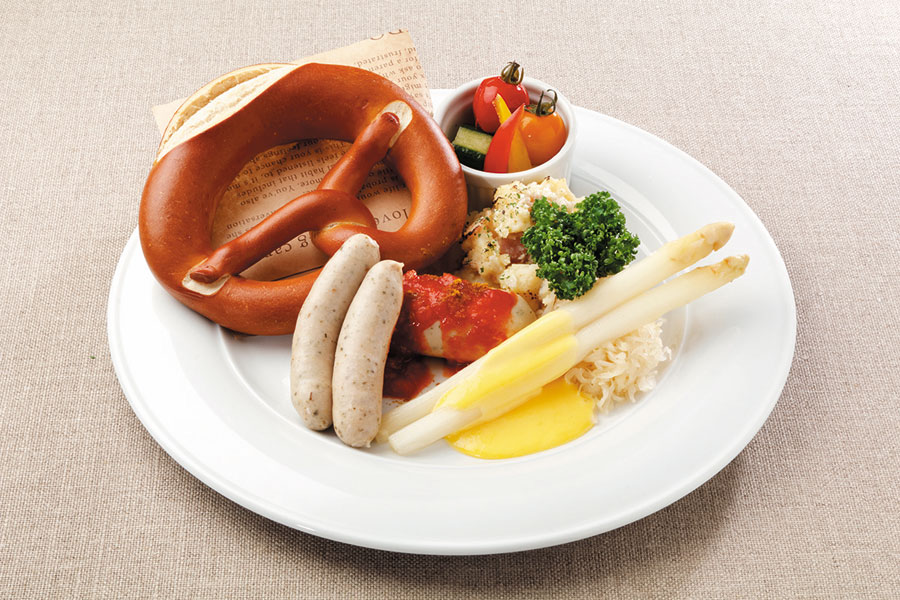 会期中に販売される「オータムプレート」。ウインナーや大きなプレッツェルなど、本場ドイツを彷彿とさせるメニューが揃います