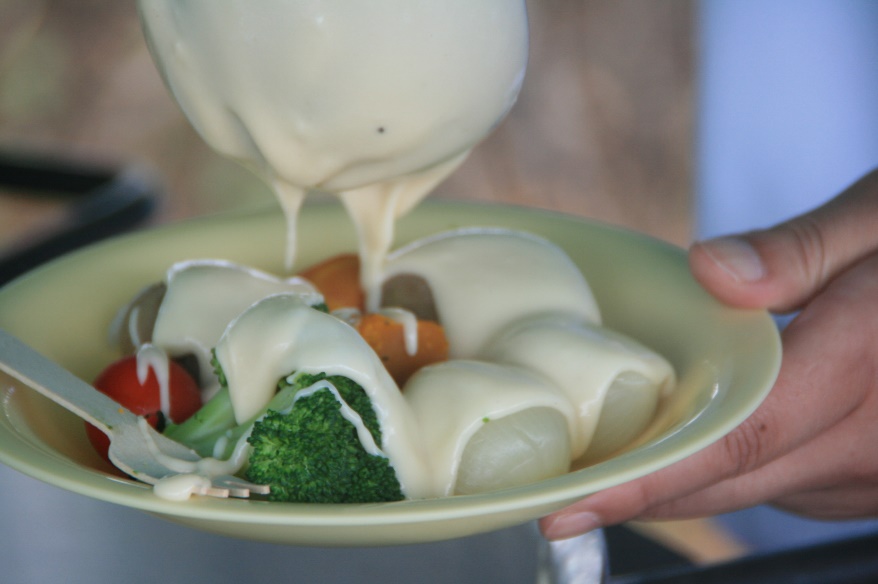 ジャンボ鍋で作るまつり名物チーズフォンデュは、ふらのワインにぴったり! ふらのワインぶどう祭り