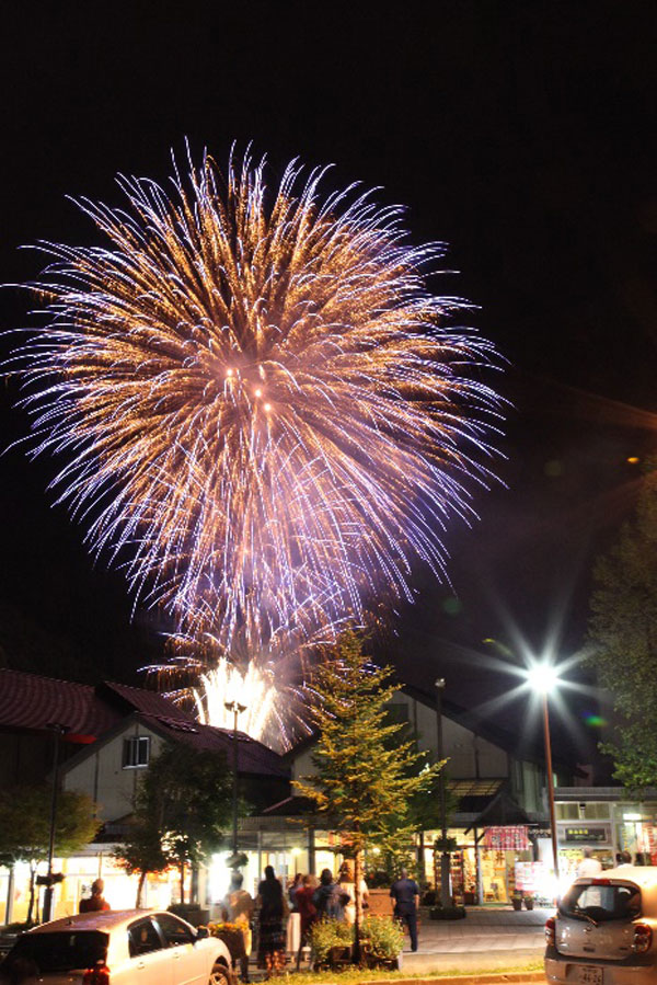 層雲峡峡谷に打ち上げられる花火 峡谷火まつり