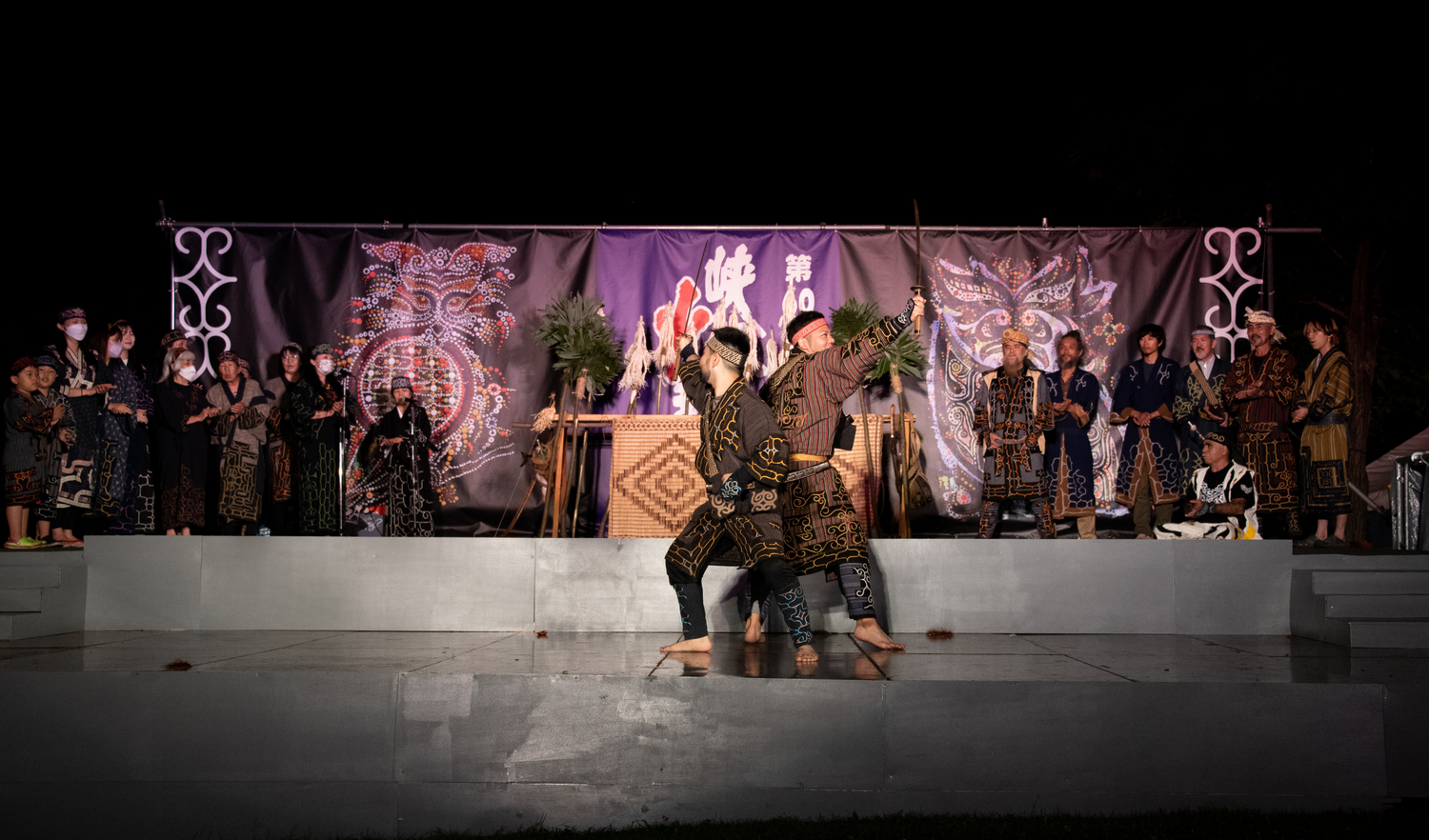 峡谷を彩る火の競演と太鼓やアイヌ古式舞踊などが行われる 峡谷火まつり