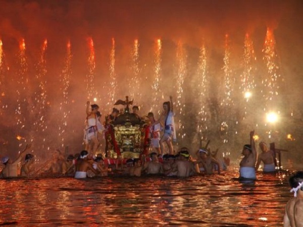 湯の神に感謝する「神輿川渡御」 神輿川渡御