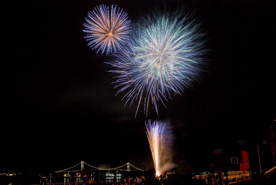 早打ち、スターマインなど2,000発の花火が打ちあがる むろらん港まつり