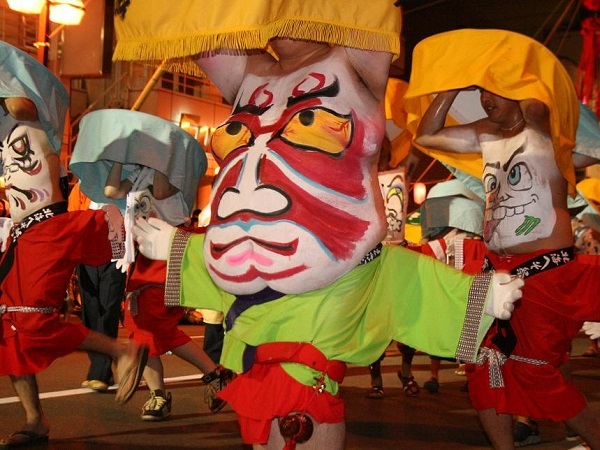 ユニークなイラストが描かれた図腹がパレードするへそ踊り 北海へそ祭り