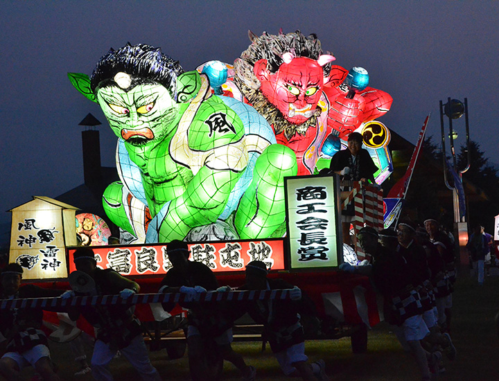 色鮮やかなあんどんが練り歩く、迫力満点の「行灯パレード」 かみふらの花と炎の四季彩まつり