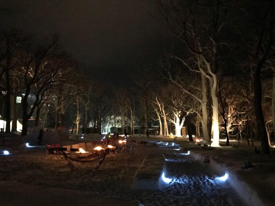 焚火コーナーでは、温かい飲み物を飲みながら、幻想的な雰囲気を楽しめる 知床流氷フェス