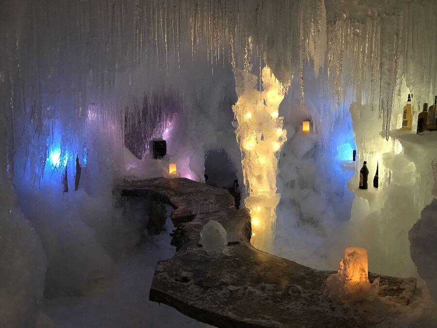 氷と雪で作られた幻想的なアイスバーでは、特製ドリンクを提供 知床流氷フェス