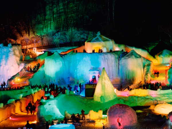 七色に光り輝く様子は神秘的 氷の彫刻