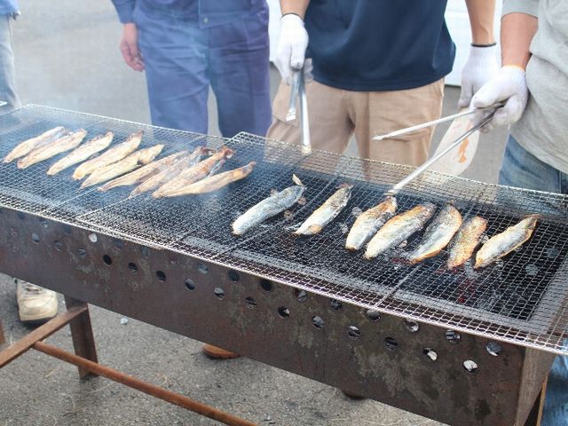 無料提供される「身欠きニシンの網焼き」は、毎年大人気! よいち大好きフェスティバル