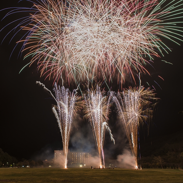 グリーンピア大沼の澄んだ秋空に花開いた花火 グリーンピア大沼花火大会