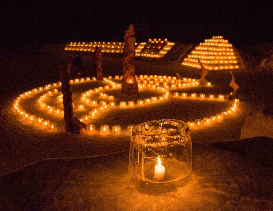 アイスキャンドルがロマンチックに灯る しもかわアイスキャンドルミュージアム