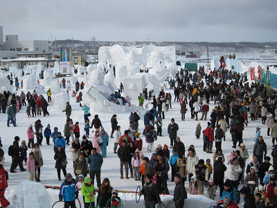 雪像や氷彫師が制作した氷像を見に人々が集う 氷像が神秘的な世界