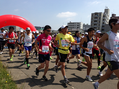 快晴の中、気持ちよくスタート! 札幌・豊平川市民マラソン