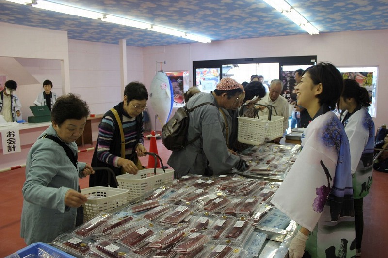 海峡産本マグロなどが特別価格で販売される即売コーナー 松前城下マグロまつり