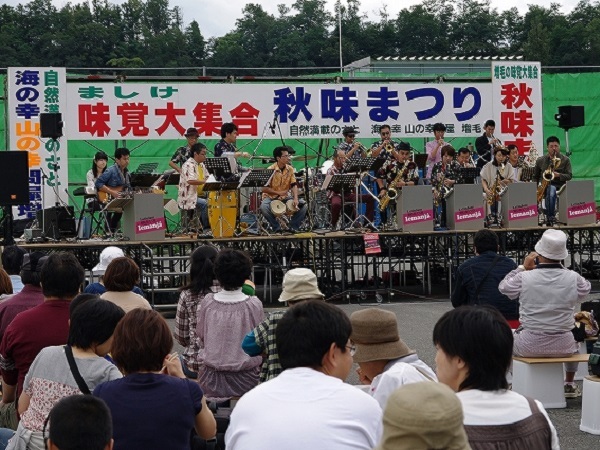 ステージ上はビックバンドの演奏 増毛秋味ステージ