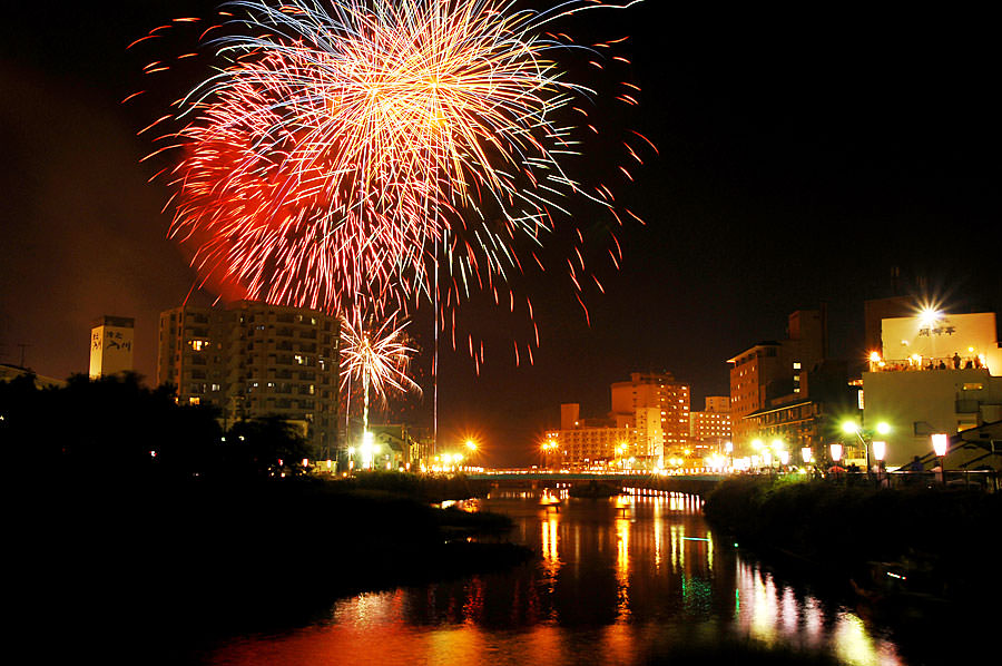 水面に映し出される花火も美しい 湯の川温泉花火大会