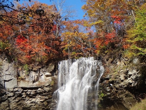 アシリベツの滝に虹がかかり、紅葉とマッチ アシリベツの滝