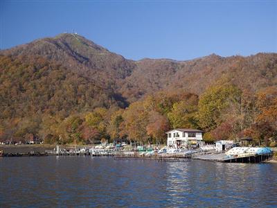 北海道支笏湖 紅葉見頃 樽前山