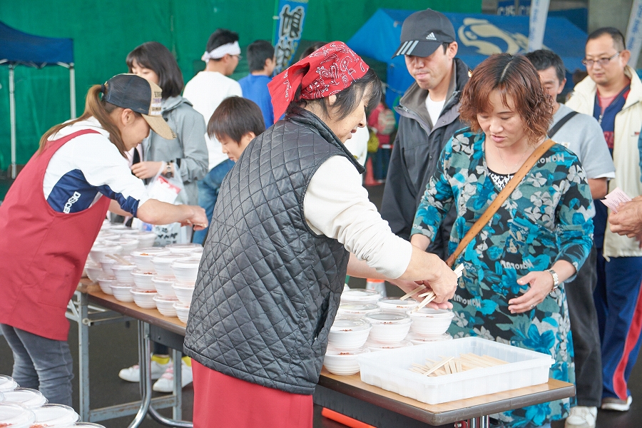 毎年大人気の「いくら丼の無料配布(1200食)」! らうす産業祭 漁火まつり
