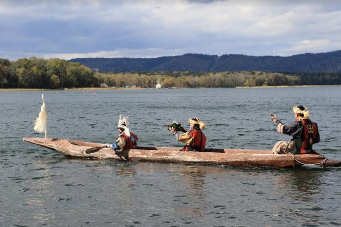 まりもを送る儀式で天然のまりもをひとつずつ湖に還す まりもを送る儀式