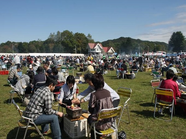 卓上コンロの炭火で見事な霜降り和牛を焼いて食べよう! びらとり沙流川まつり