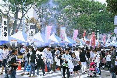 各地の人気グルメが例年約150店舗立ち並ぶ
