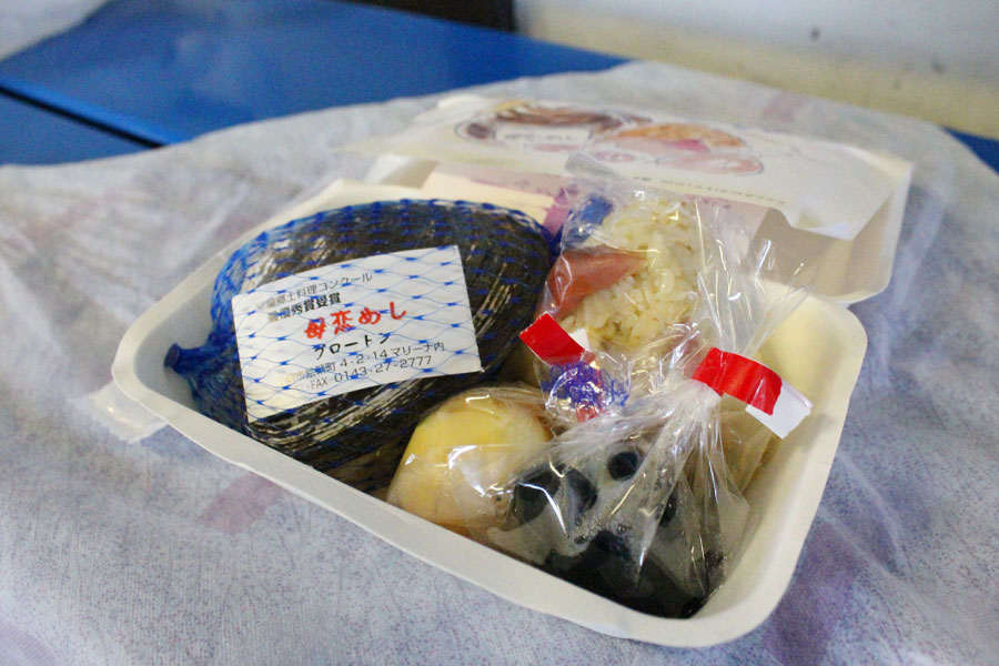 箸を使わなくていいように、ごはんとおかずを個別に包装している 母恋めし