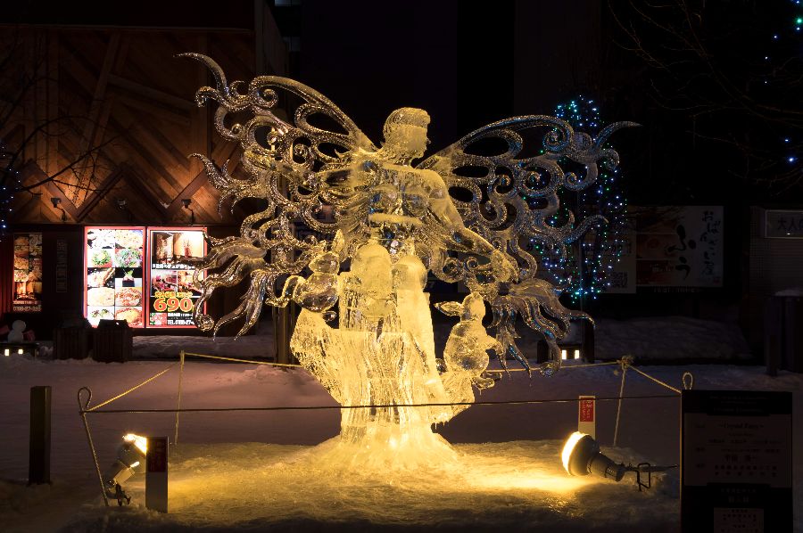 完成後、夜には作品がライトアップされ、幻想的に彩られる 氷彫刻世界大会