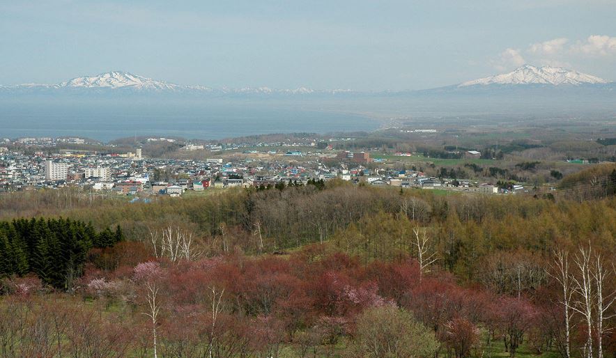 網走市街・オホーツク海のパノラマが見渡せる、天都山からの眺望(写真提供:網走市観光協会)