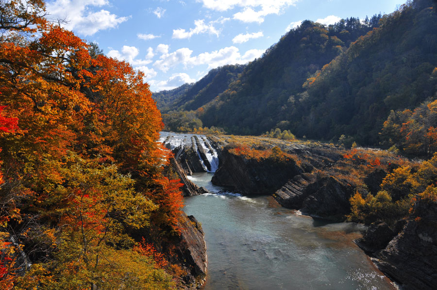 大小無数の滝と奇岩が織りなす千鳥ヶ滝と紅葉に息をのむ 千鳥ヶ滝と紅葉