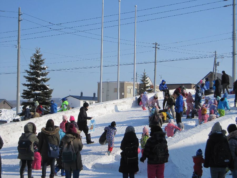 子供から大人まで楽しめる「雪山すべり台」 砂川冬のフェスティバル