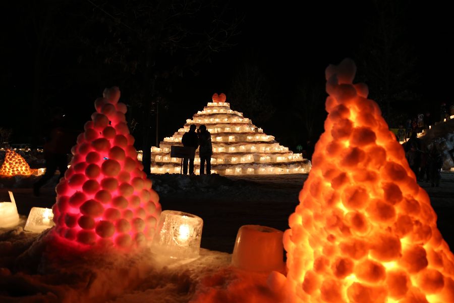 雪と氷でつくられる氷灯夜の会場 氷灯夜